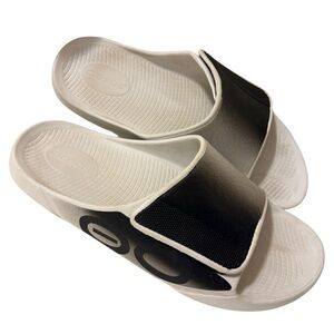 OOFOS OOahh Sport Flex Slide Sandals. In great conditions